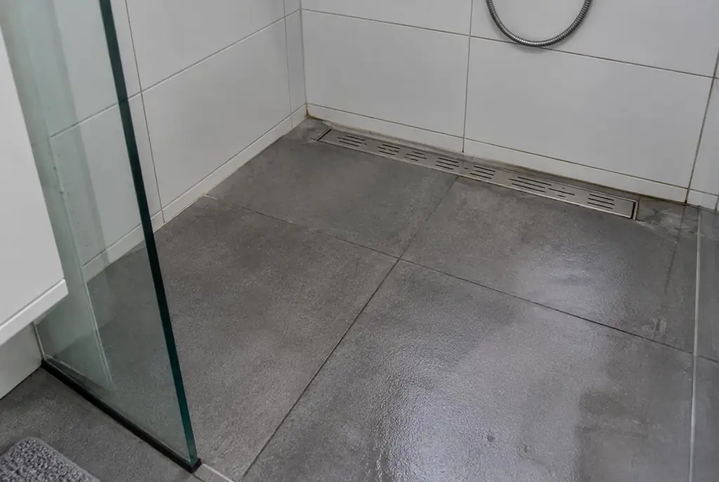 Lekdetectie Vaassen – lekkende inloopdouche met natte voegen