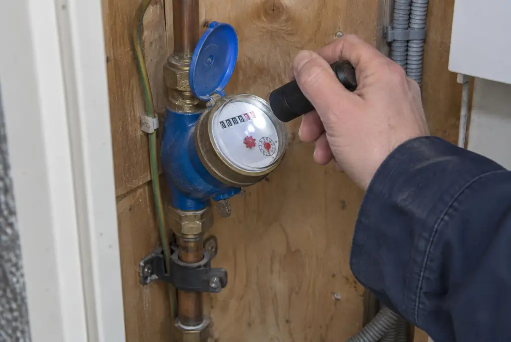 Lekdetectie Vaassen – watermeter in de meterkast controleren met een zaklamp